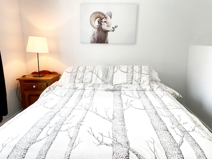 غرفة نوم في الطابق العلوي بسرير بحجم كبير.
/غرفة في الطابق العلوي بسرير بحجم كبير. 