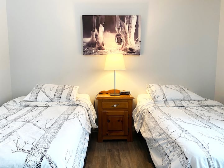 غرفة نوم ثانية في الطابق العلوي بسريرين فرديين.
/غرفة ثانية في الطابق العلوي بسريرين فرديين.  