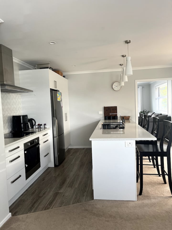 Modern Family Home Close To The Beach - Papamoa