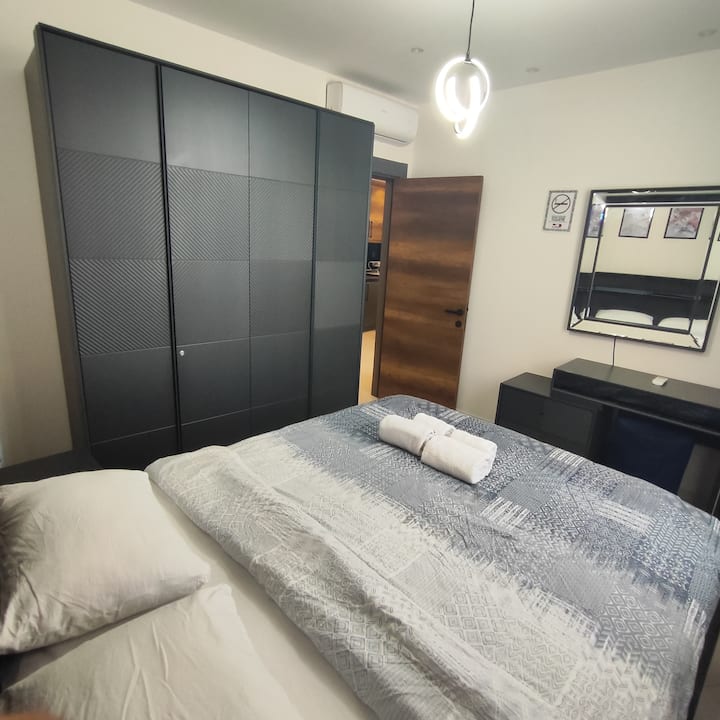 Un sonno tranquillo ti aspetta con un letto matrimoniale spazioso e confortevole. In camera sono presenti anche un ampio armadio, un ferro e un'asse da stiro. Ideale per soggiorni lunghi, questo spazio offre un ambiente confortevole e funzionale