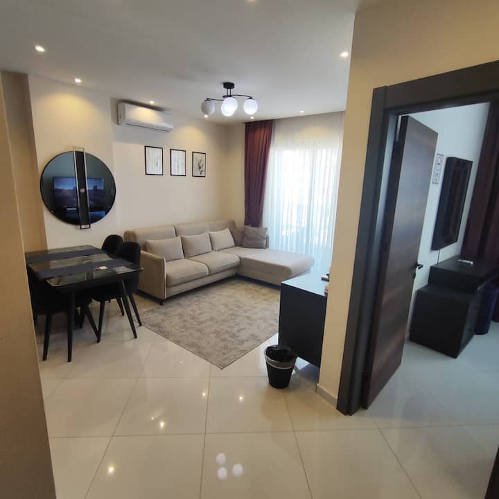 I nostri ospiti sono accolti da un ingresso spazioso e luminoso. Con i suoi eleganti dettagli decorativi e il design semplice, ti sentirai come a casa non appena entrerai. Ogni dettaglio di cui potresti aver bisogno, come un appendiabiti e uno specchio, è stato considerato.