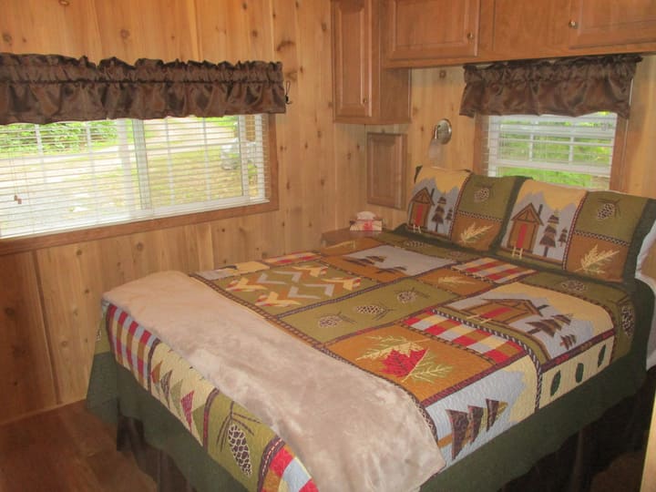 Dhomë gjumi kryesore, dyshek premium, shumë ajër të pastër, HDtv, garderobat e tij