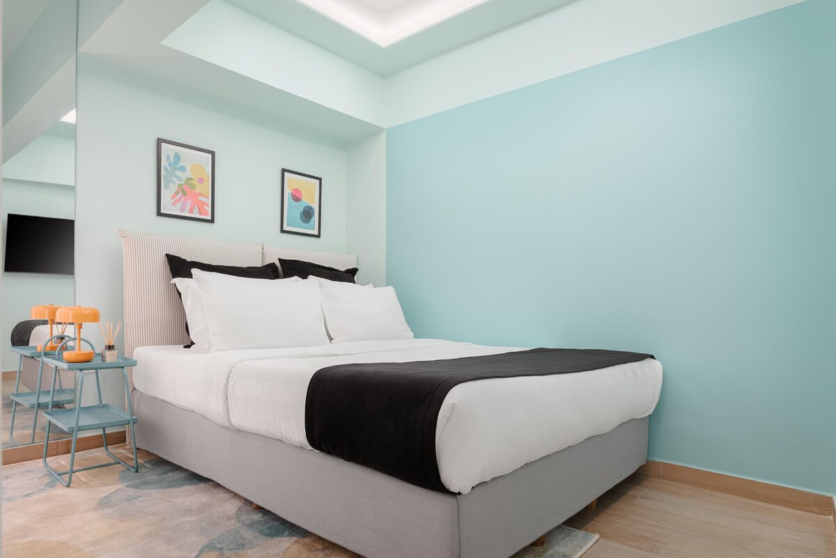 Dormitorio con cama tamaño queen