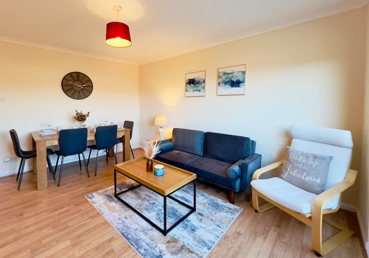 Sleek & Modern 2br | Easy Access To City Centre - Glasgow