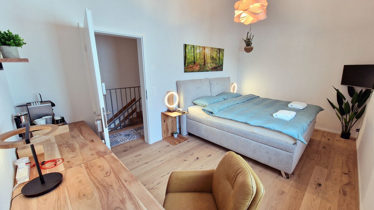 La tranquila cámara tiene 15 m² y se caracteriza por un techo alto.