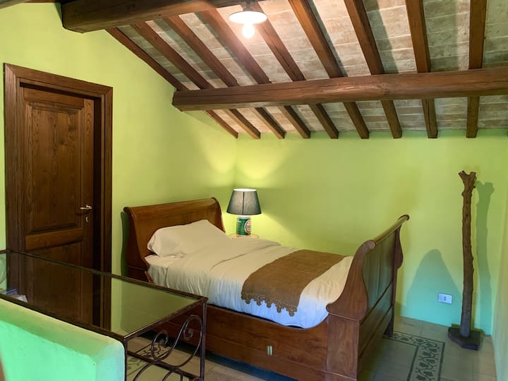 Еднокреветна соба со голем кревет за спиење