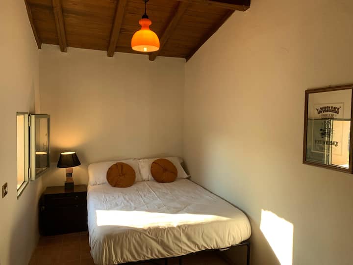 Сместување со спална соба со брачен кревет и сопствена бања