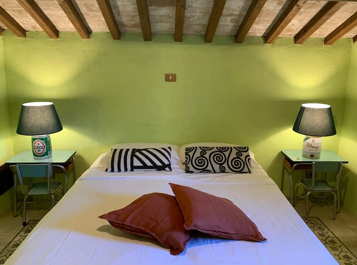 Трокреветна соба со двоен кревет и единечен кревет