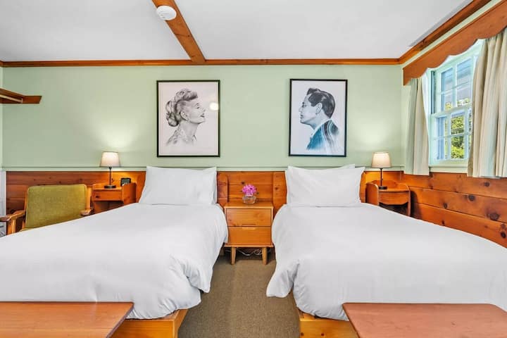 Mid-town Motel - Two Twin Bed Room - Private Bath - Boothbay Harbor, ME