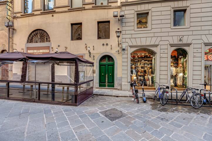 Penthouse in Great Location with View gallery image 4