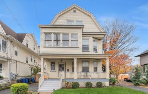 Large Family Home Near NYC | Sleeps 14 | Parking