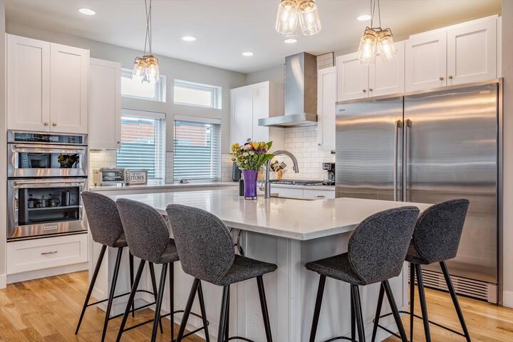 Luxury 5-Bedroom Home in LoHi gallery image 5