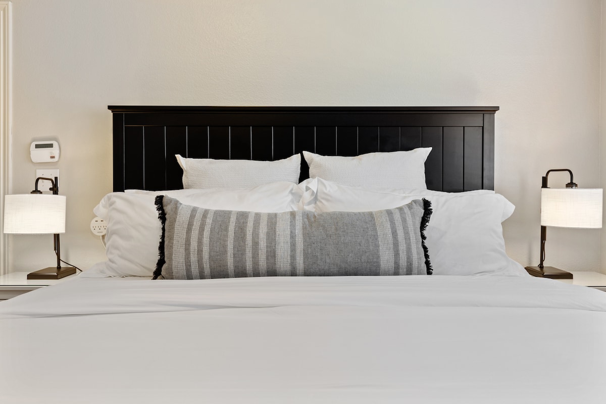 Главна спална соба со брачен кревет од мемориска пена