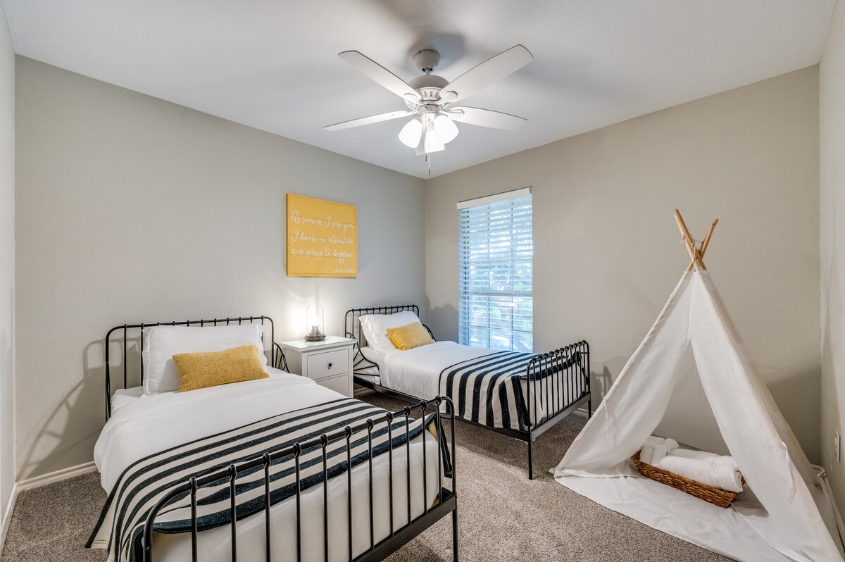 Гостинска спална соба со два двокреветни кревета од мемориска пена