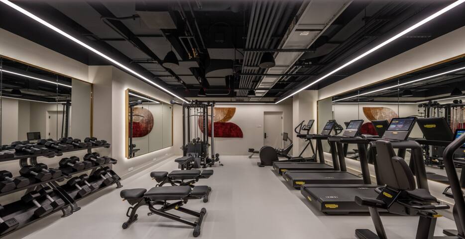 Back-Bay Upscale Central Condo Rooftop & Parking gallery image 3