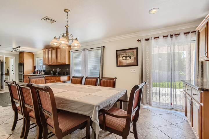 Gorgeous 5b/3b VILLA .5acre *POOL* 5 min to Strip gallery image 3