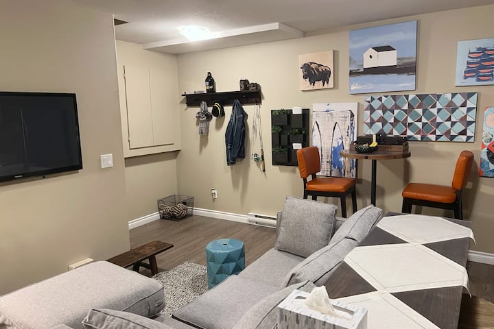 ★ Spacious 1 Br + Den Suite Near Bus Stop - 2min ★ - Fort McMurray