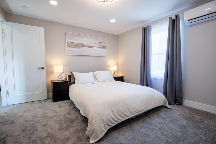 Queensize-Bett mit 4 Kissen und Baumwollbettwäsche.