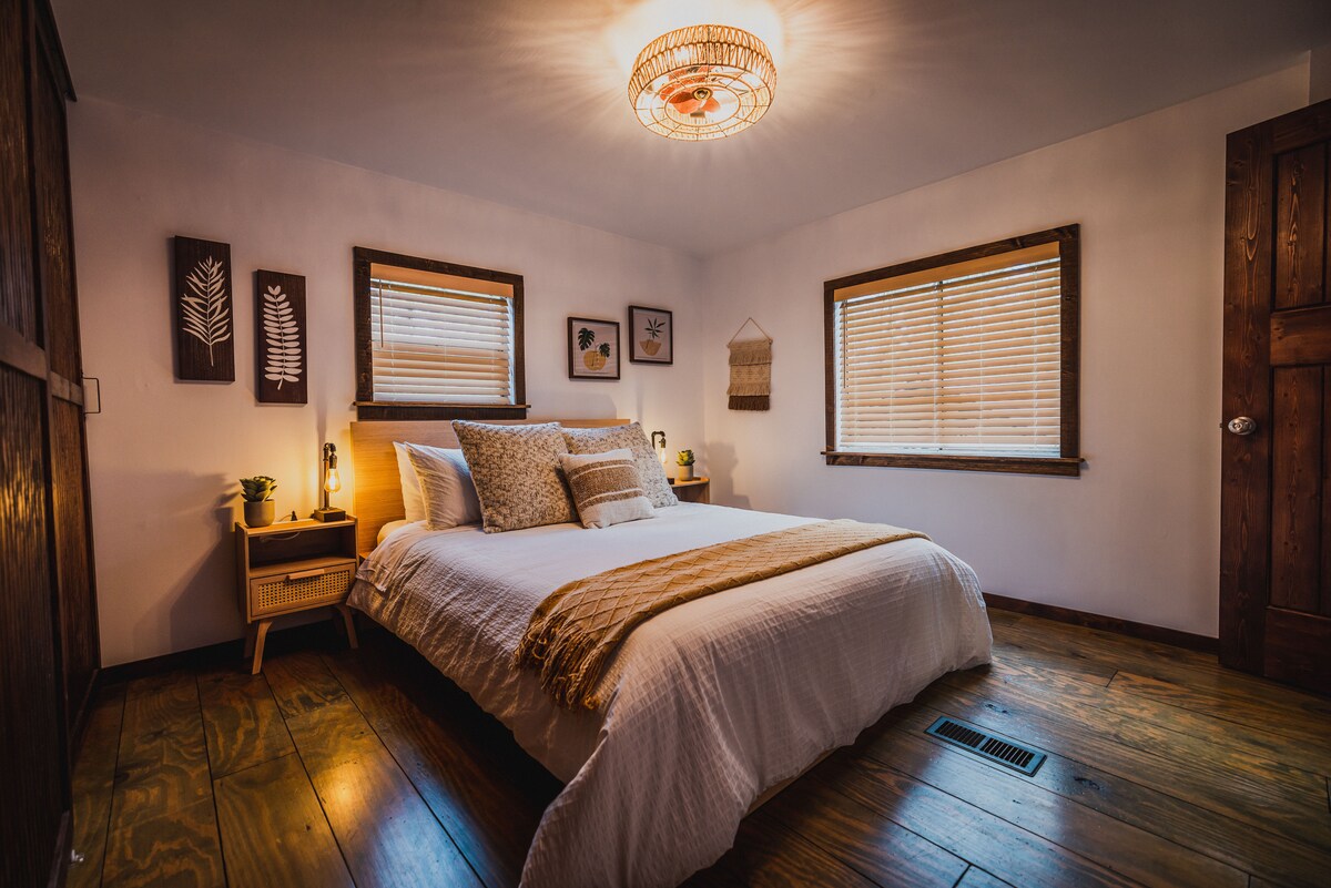 سرير بحجم كوين، وموقفان لليلتين، وأضواء ليلية فردية، ومحطة شحن على كل جانب. تلفزيون ذكي. خزانة كبيرة.