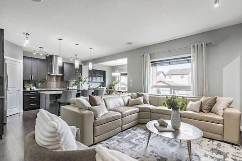 Awesome Family House in Okotoks