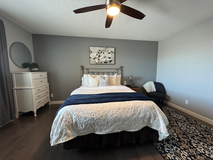 Hlavná spálňa s manželskou posteľou Queen a vlastnou kúpeľňou. 