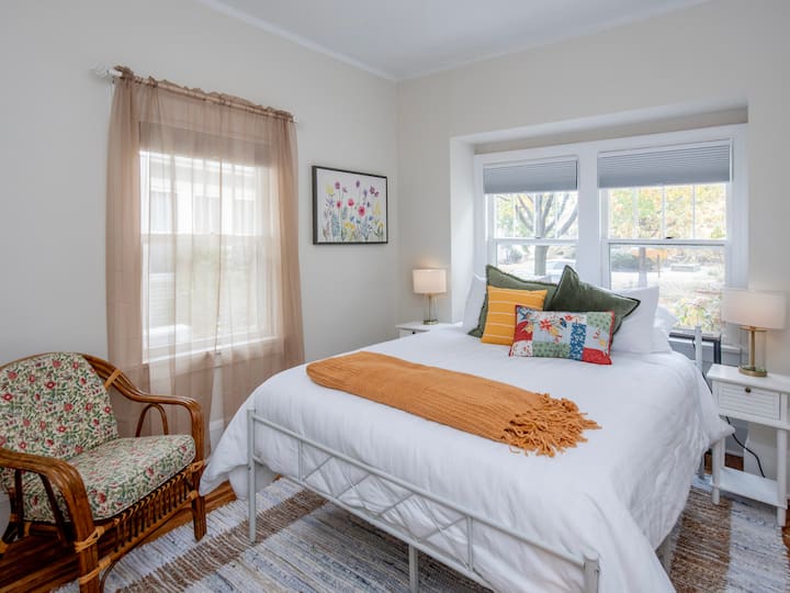 Esta habitación luminosa y alegre tiene una hermosa hortensia para despertarse justo afuera de la ventana.