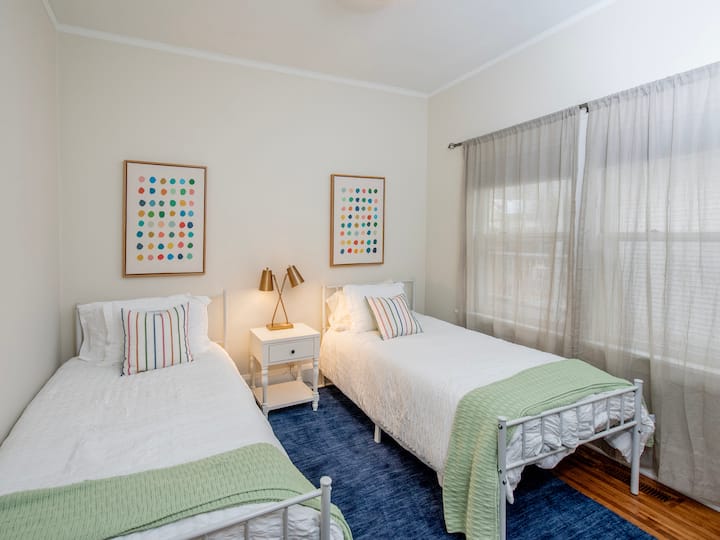 Cómodas camas de dos camas y un gran armario en esta habitación.