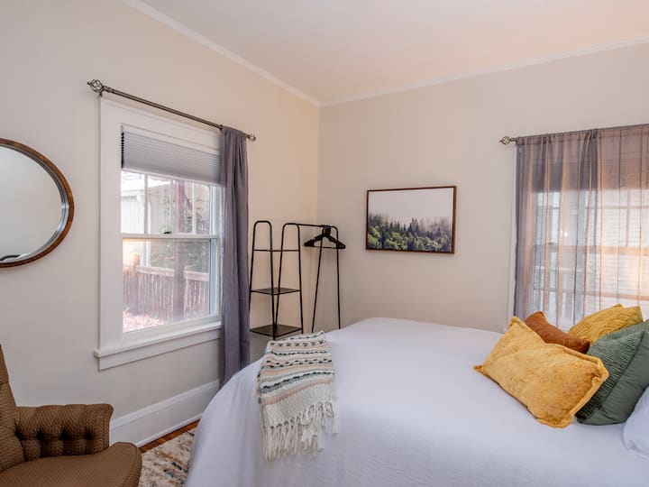 Esta ventana orientada al oeste da a la bonita terraza del patio trasero.