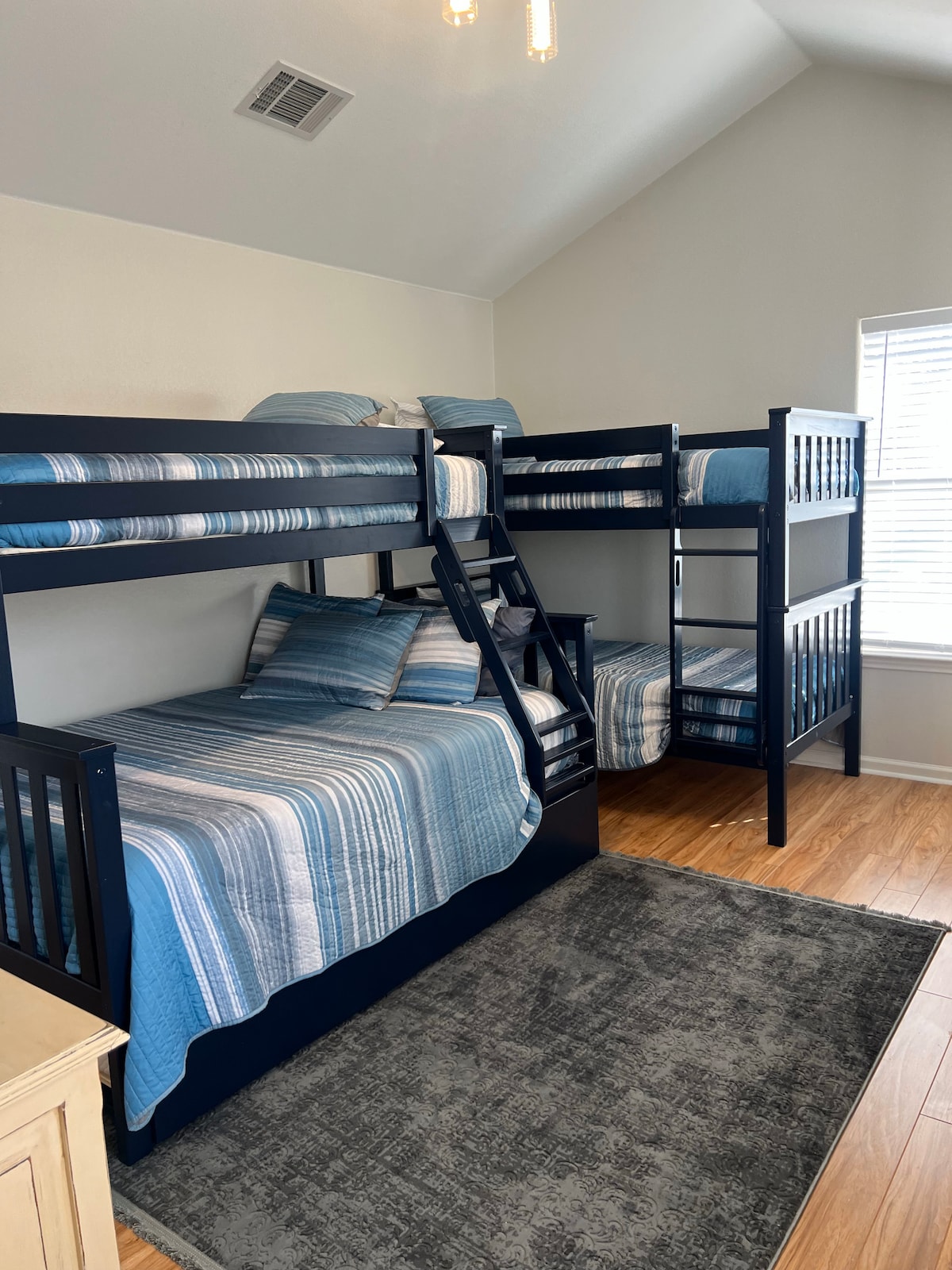 تحتوي الغرفة المكونة من طابقين على أسرّة بطابقين وسرير إضافي بطابقين يحتوي على سطح مزدوج وأسفل كامل وسرير فردي قابل للسحب.   الوصول المباشر إلى حمام جاك وجيل.