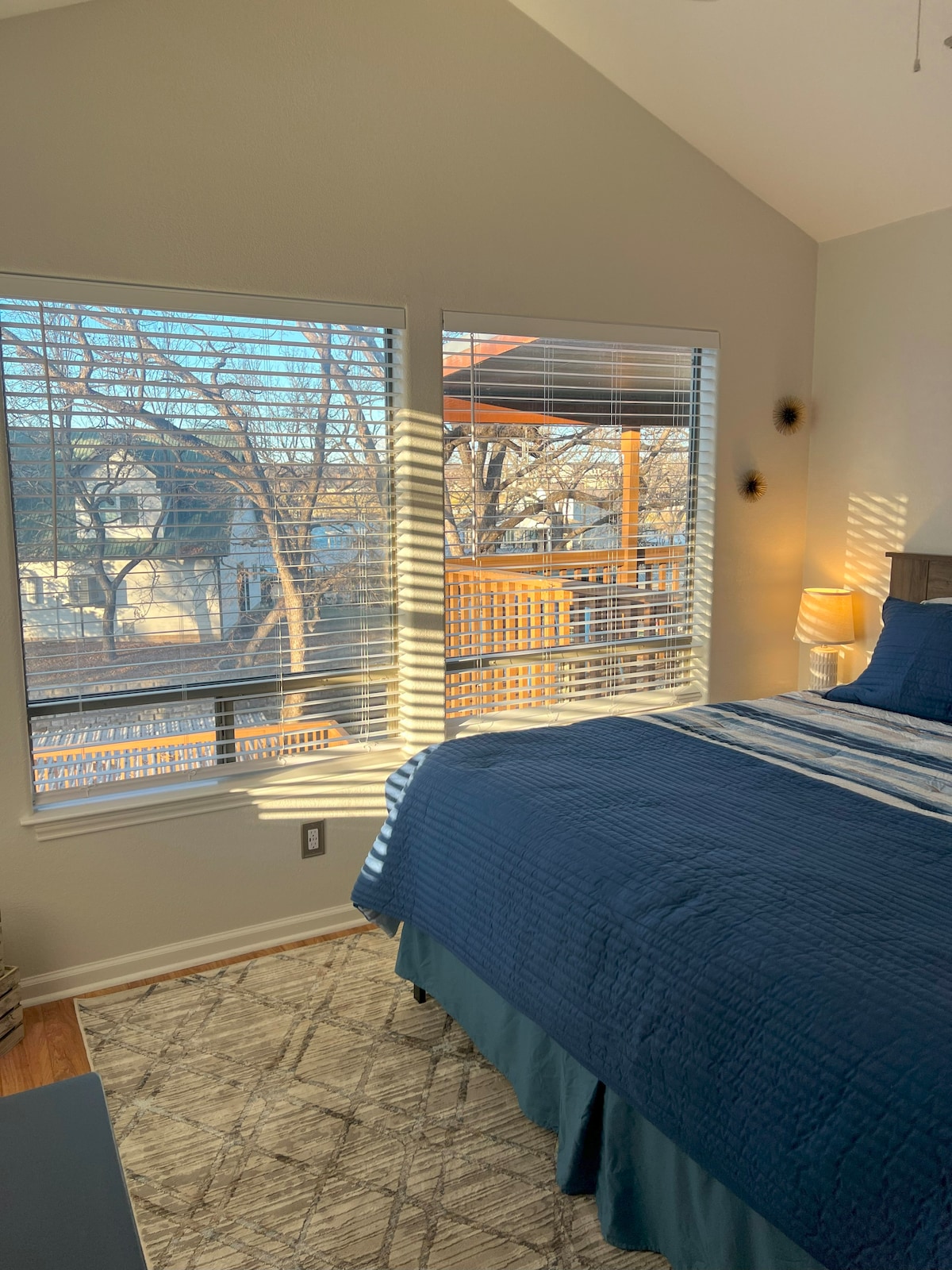 إطلالات رائعة من غرفة النوم 2.  سرير كينج كبير وتلفزيون وإمكانية الوصول إلى حمام جاك وجيل مع دش زجاجي محدث.