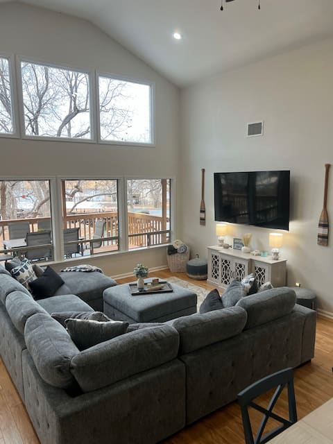 Popular Airbnb listing: Lake LBJ house on Cove -Sundeck,Patios Lake Living in Kingsland