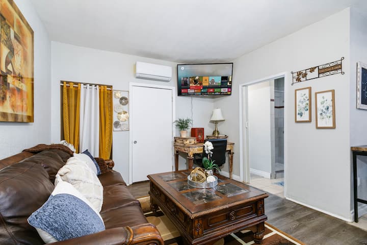 Cozy Guesthouse Near Lax, Dtla, Sofi, And Disney - South Gate, CA