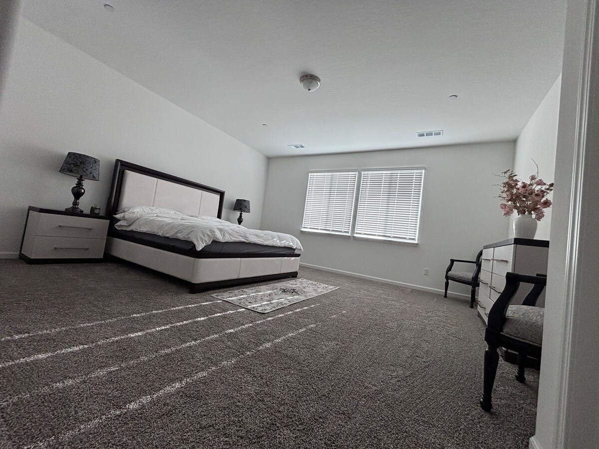 جناح رئيسي مع حمام رئيسي وخزانات ملابس كبيرة.