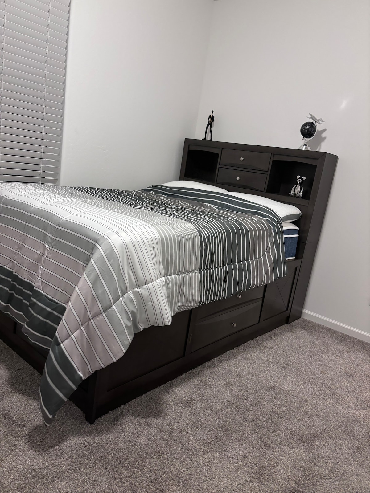 تقع غرفة النوم 3 في الطابق الأول وهي غرفة نوم صبي.