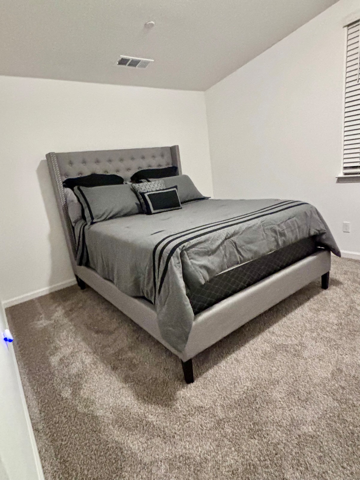 تحتوي الشقة العلوية/منطقة الألعاب على غرفة نوم كاملة مع سرير بحجم كوين وحمام كامل الحجم.