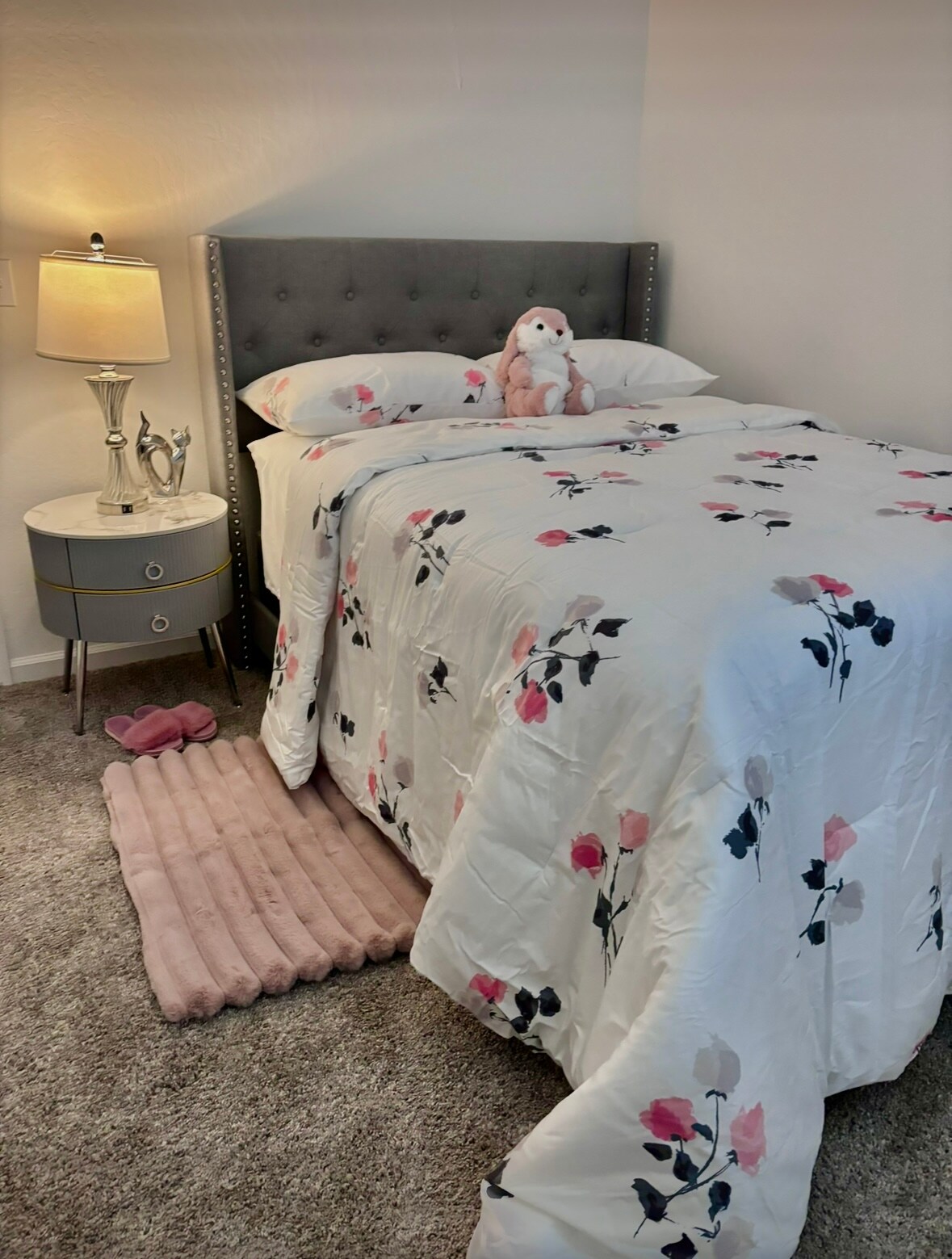 غرفة النوم 2 هي غرفة ذات طابع أنثوي في الطابق الأول.