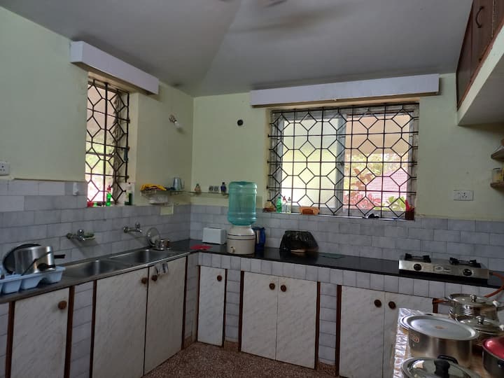Full kitchen image 1