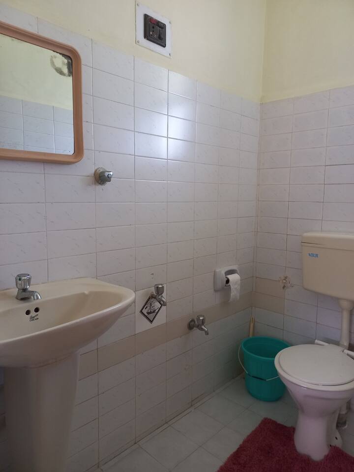 Full bathroom 2 image 1