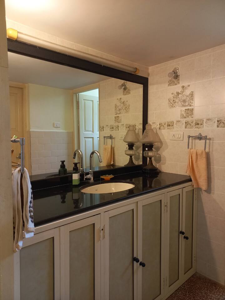 Full bathroom 1 image 1