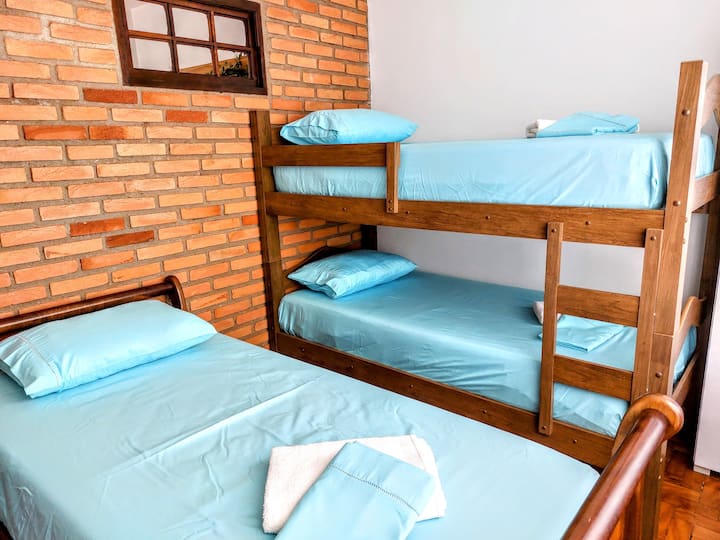 На прозорецот нема мрежа или заштитна мрежа.