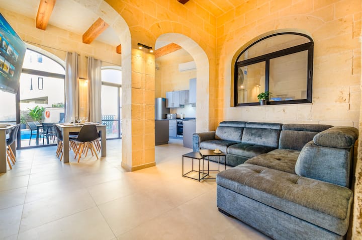 300y/o Gozo Villa: 2 Pools, Roof Lounge, Sea Views - Malta