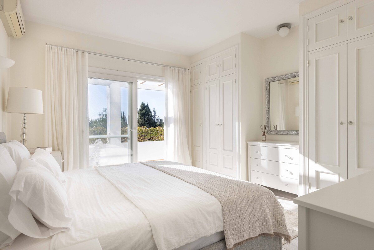 De hoofdslaapkamer is boven en suite kingsize bed