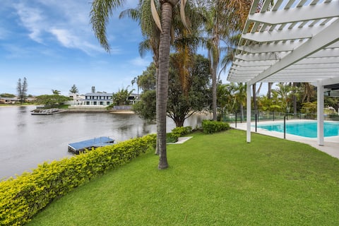 A Luxurious Waterfront Oasis!