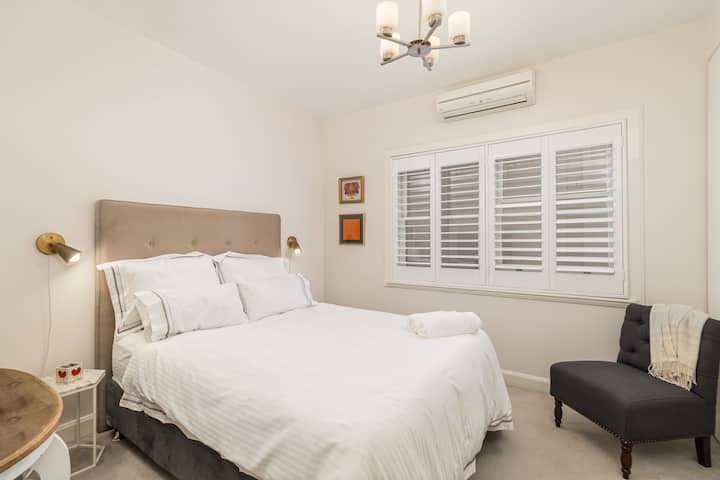 חדר שינה 2 עם מיטת קווין סייז, מנורות קריאה, יצירת אמנות בטוב טעם, טלוויזיה חכמה ומזגן.