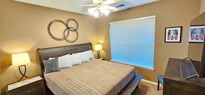 Chumba cha ziada chenye nafasi kubwa, fanicha za kifahari, mapambo ya ajabu, godoro la Serta lenye ukubwa wa kifalme, televisheni mahiri yenye kifurushi kamili cha kebo na dirisha kubwa la ghuba!