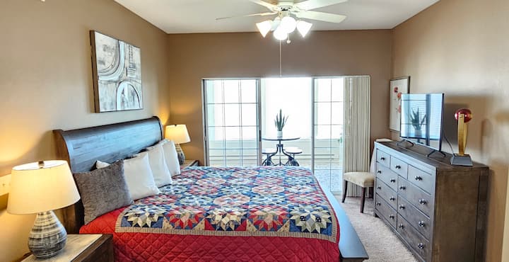 Chumba kikubwa cha kulala chenye nafasi kubwa, fanicha za kifahari, mapambo ya ajabu, godoro la starehe la ukubwa wa kifalme la Serta, televisheni mahiri yenye kifurushi kamili cha kebo na mandhari ya ajabu!