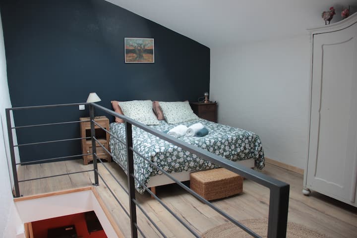 soveværelse med 140 senge, garderobe og bord. 
