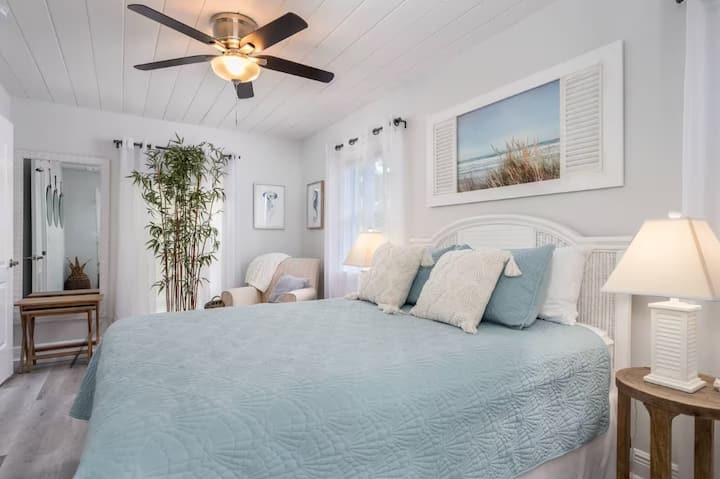 Прекрасен мебел во главната спална соба со брачен кревет. Опуштете се и опуштете се по долгиот работен ден или игра.  