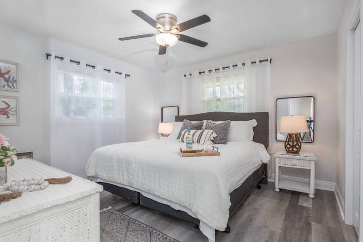 Главна спална соба со брачен кревет (широк 150-179 см), нов дрвен ламиниран под, плакар и сопствена бања.