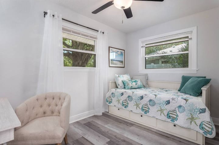 Достапен е дневен кревет со втор двоен кревет. Плакар и работно биро, без телевизор.